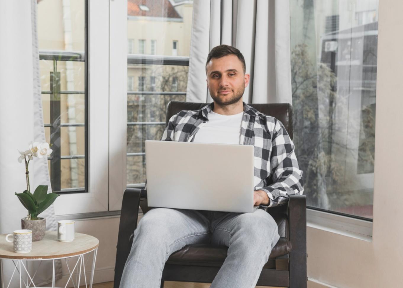 Mesa de trabajo con documentos financieros y laptop